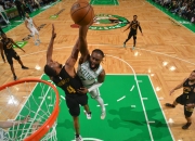 米兰体育官方网站-猛龙惨遭绿军逆转：杰伦-布朗砍下致胜三分，绿军主场胜猛龙