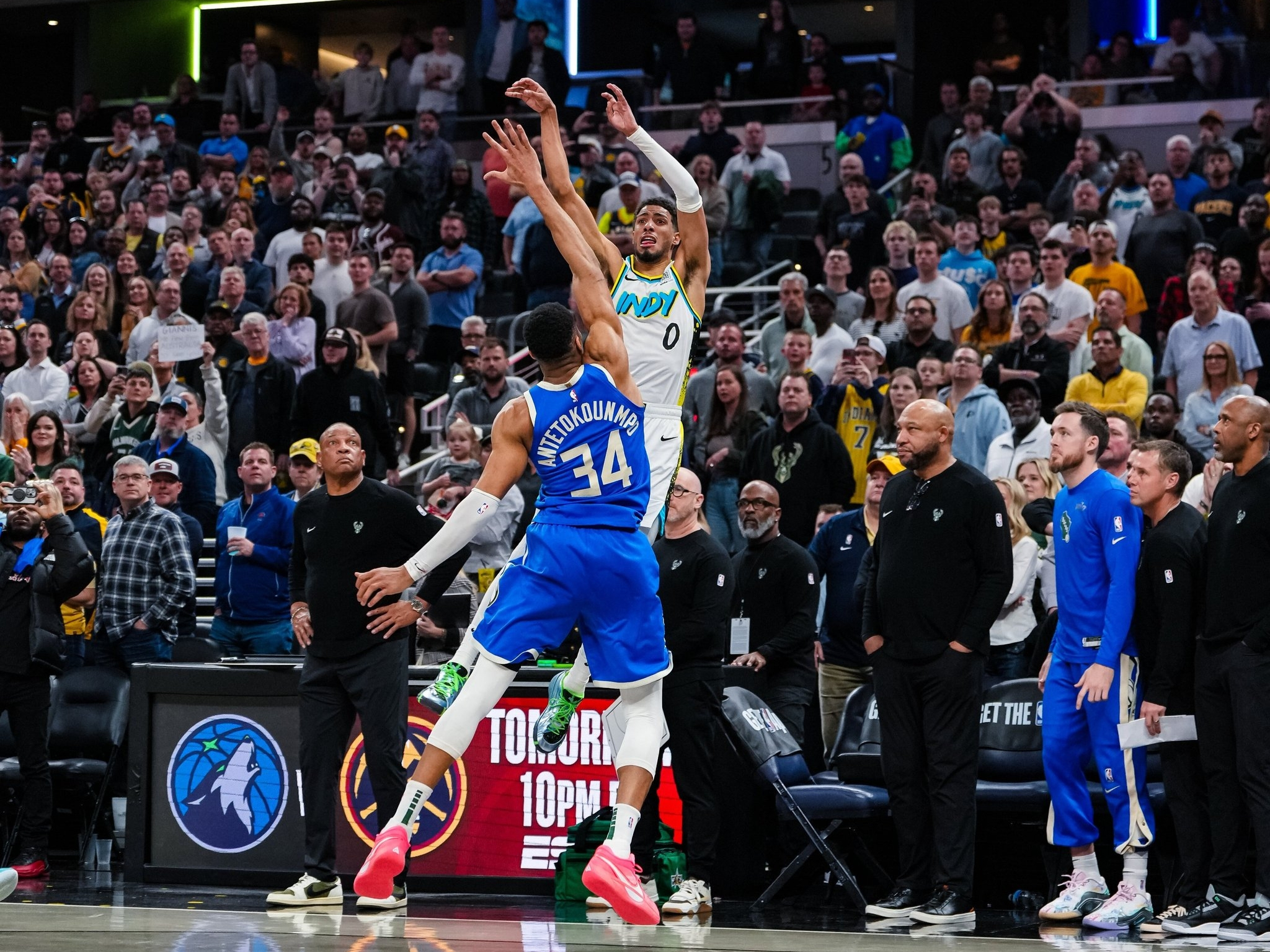 雄鹿轻松赢下比赛,一鸣惊人 雄鹿轻松赢下比赛,一鸣惊人