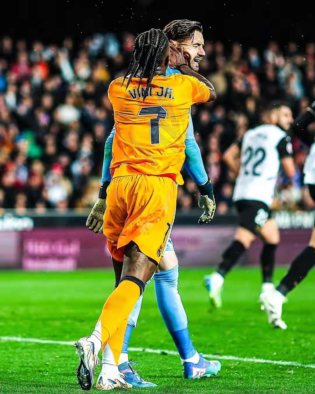 皇家马德里逆转佛罗伦萨,实力展现无遗 皇家马德里逆转佛罗伦萨,实力展现无遗