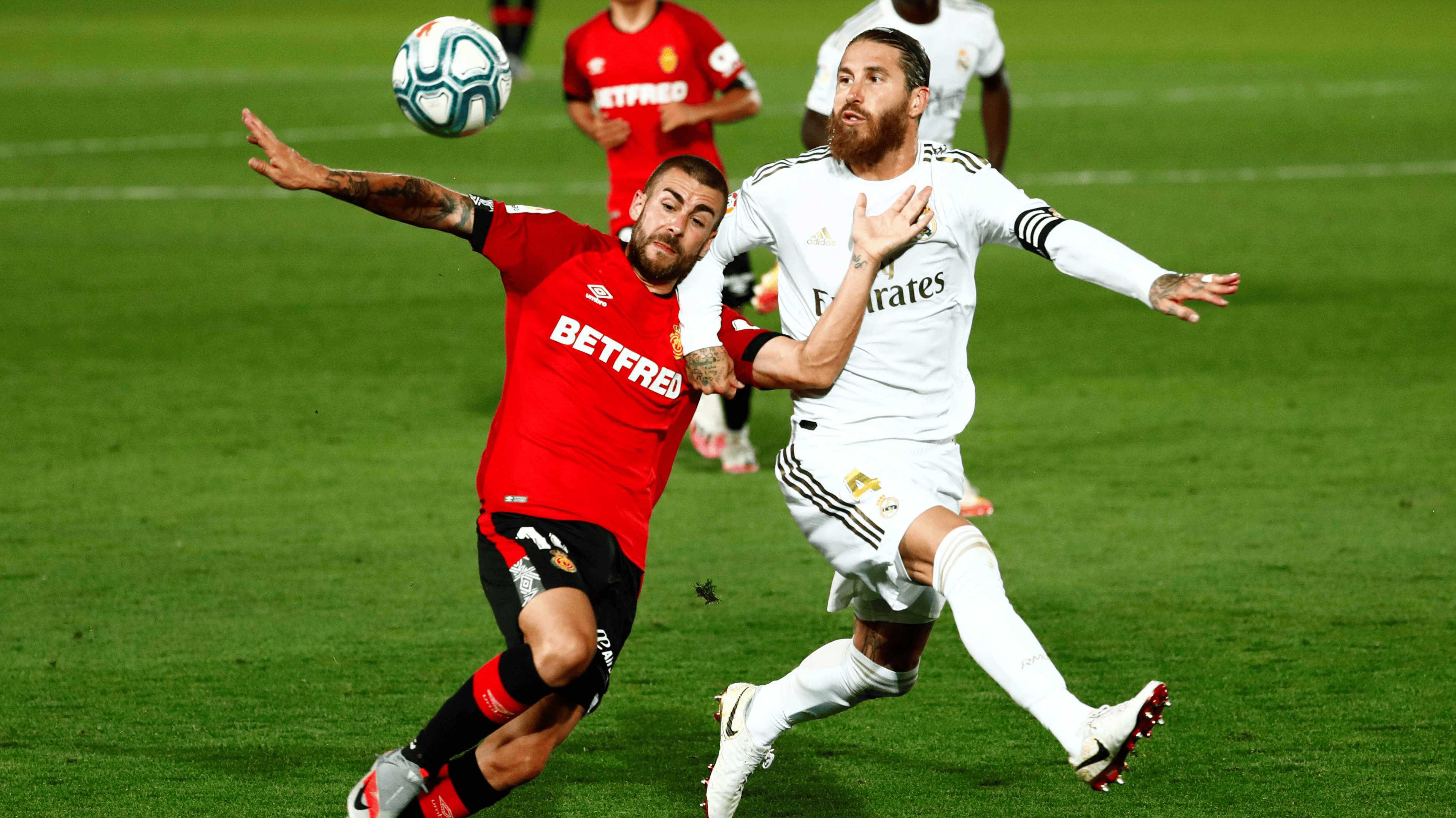 西甲赛场上双方对决强强碰撞，争夺胜负