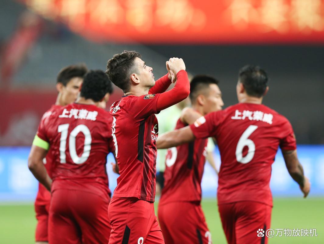 上港前锋奥斯卡受伤缺席近期比赛，球迷心痛