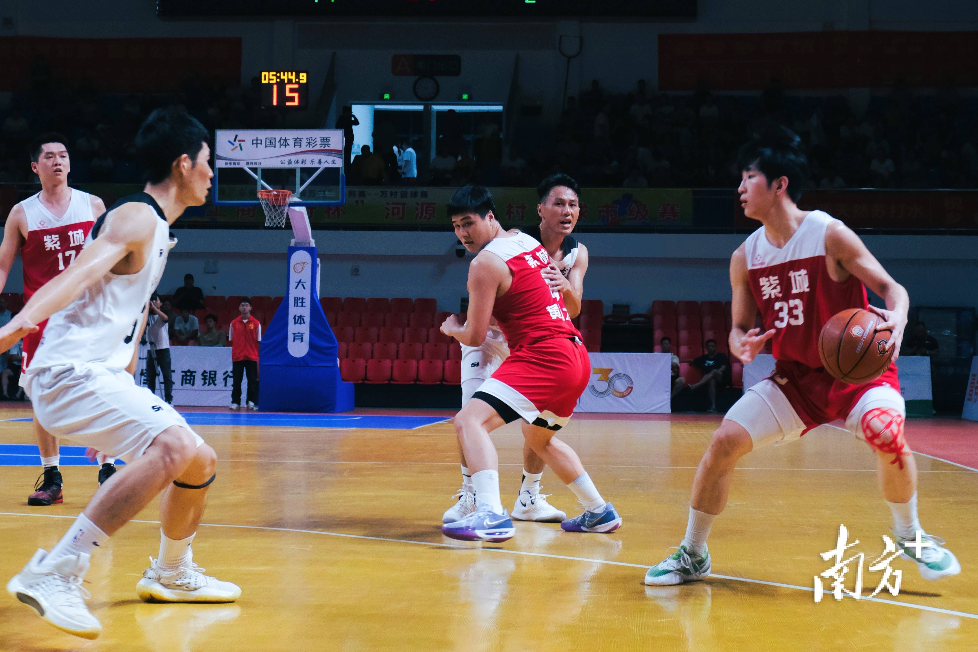 看点十足的篮球比赛场上精彩抢眼！