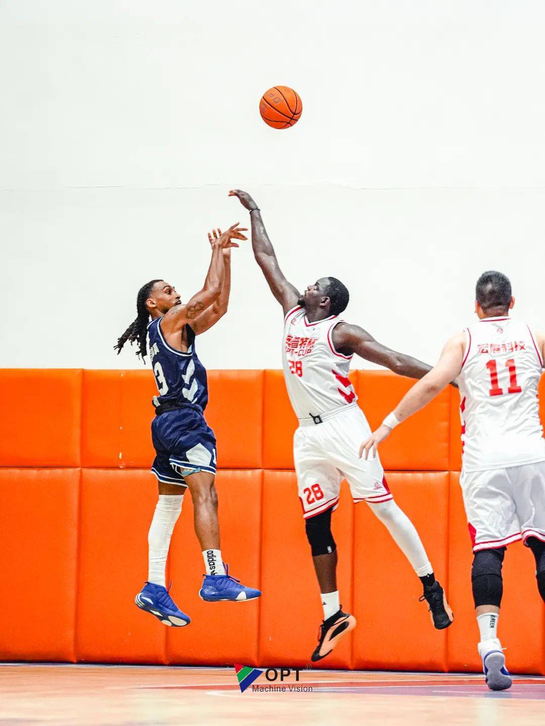 看点十足的篮球比赛场上精彩抢眼！