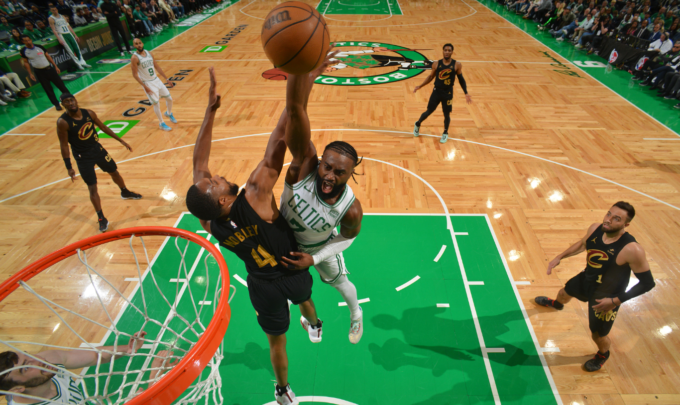 猛龙惨遭绿军逆转:杰伦-布朗砍下致胜三分,绿军主场胜猛龙 猛龙惨遭绿军逆转:杰伦-布朗砍下致胜三分,绿军主场胜猛龙