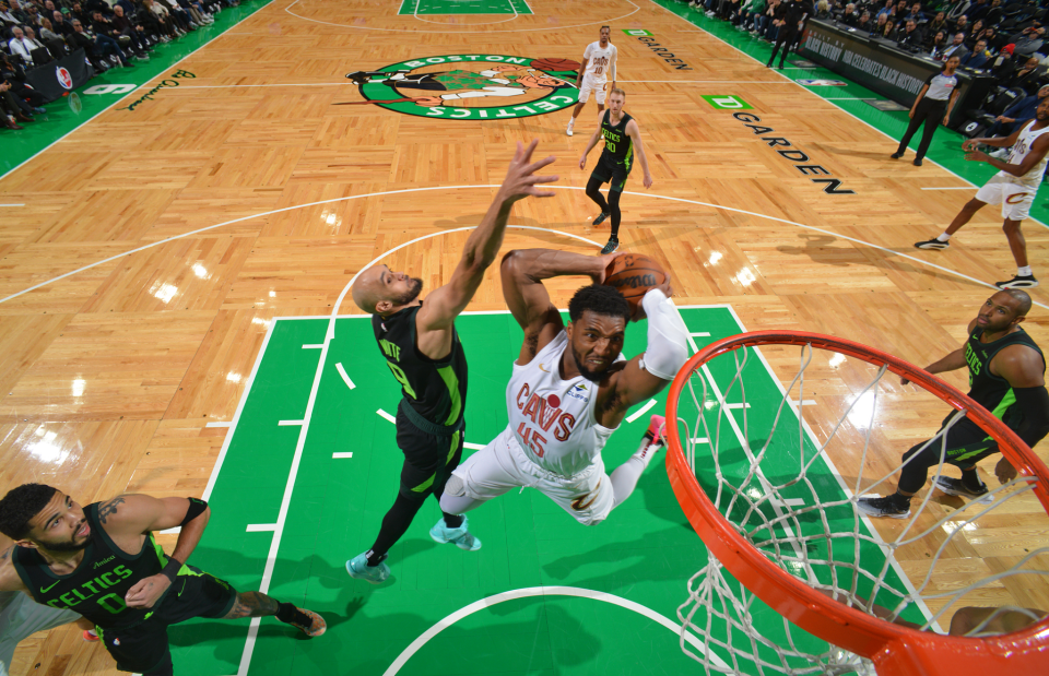 猛龙惨遭绿军逆转:杰伦-布朗砍下致胜三分,绿军主场胜猛龙 猛龙惨遭绿军逆转:杰伦-布朗砍下致胜三分,绿军主场胜猛龙