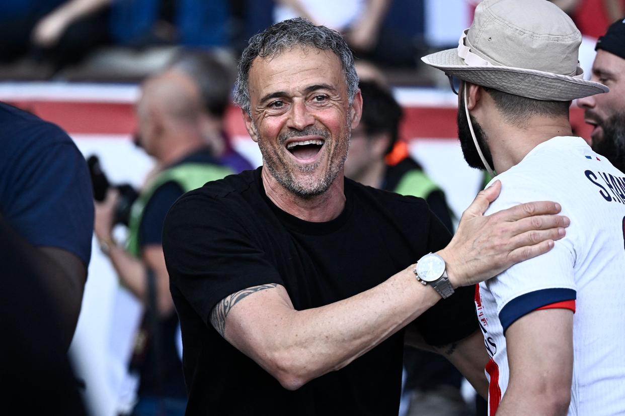 巴黎圣日耳曼夺取法甲冠军，连续第十次登顶法国足坛的简单介绍