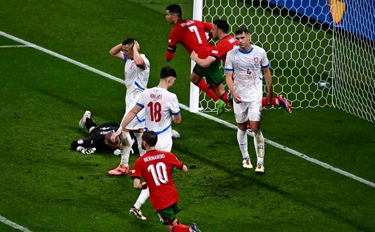 包含汽车巡游迎接捷克队，晋级欧洲杯强的词条